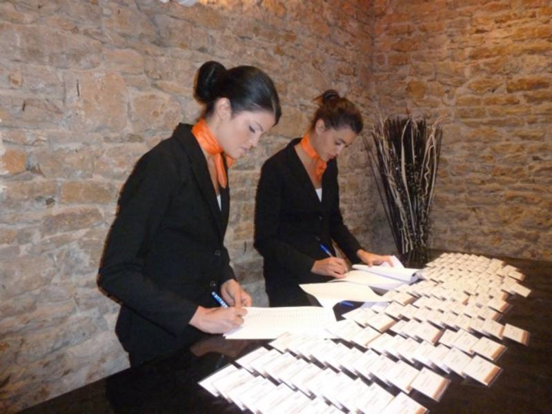 emargement et remise de badges par des hôtesses lors d'un séminaire au chateau de janzé