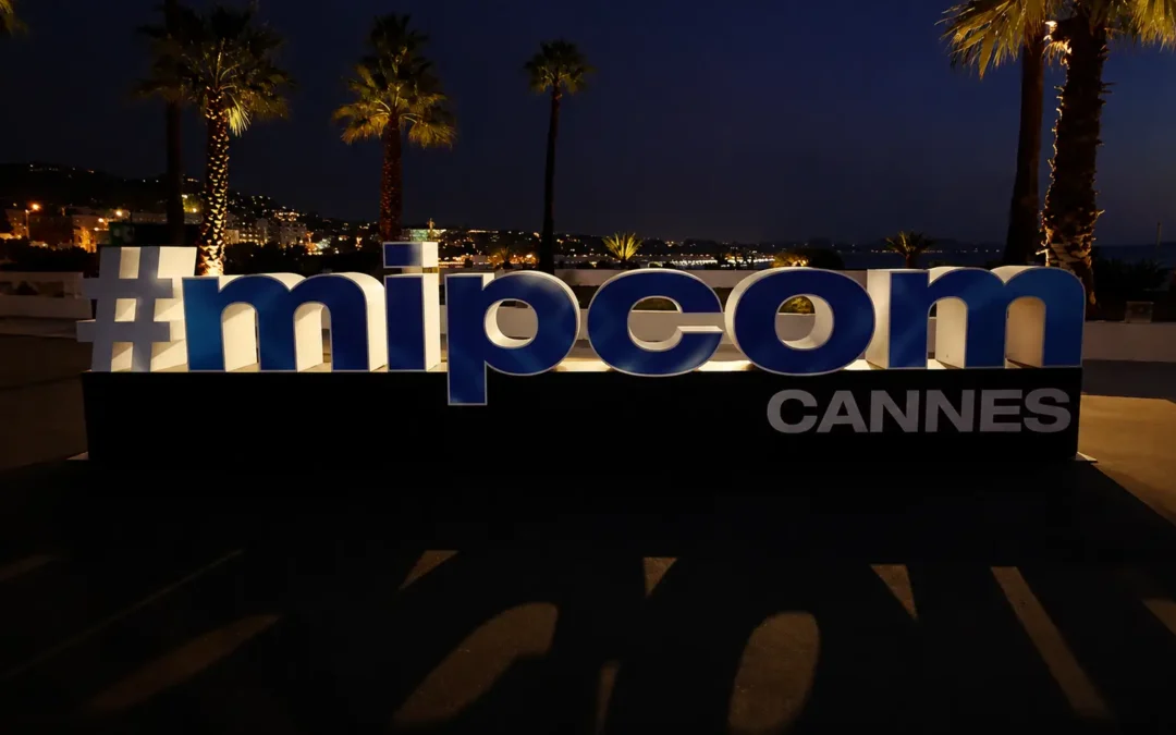 Panneau #mipcom illuminé à Cannes la nuit