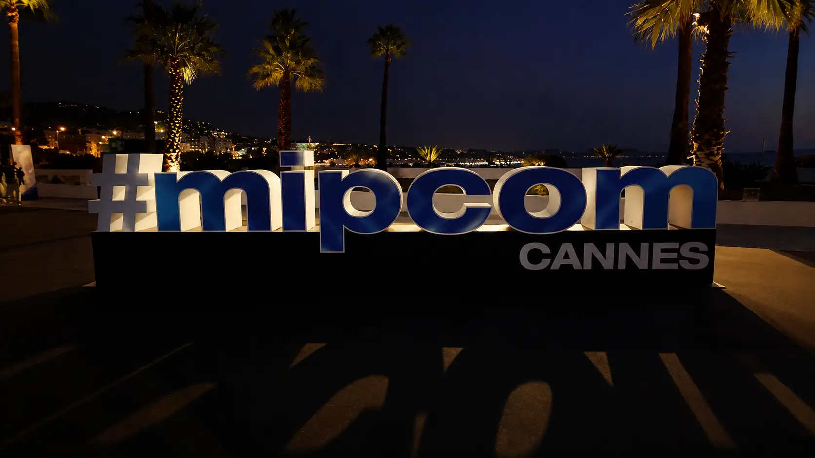 MIPCOM Cannes Panneau #mipcom illuminé à Cannes la nuit
