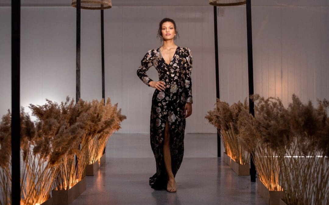 Mannequin défilant au Paris Fashion Week