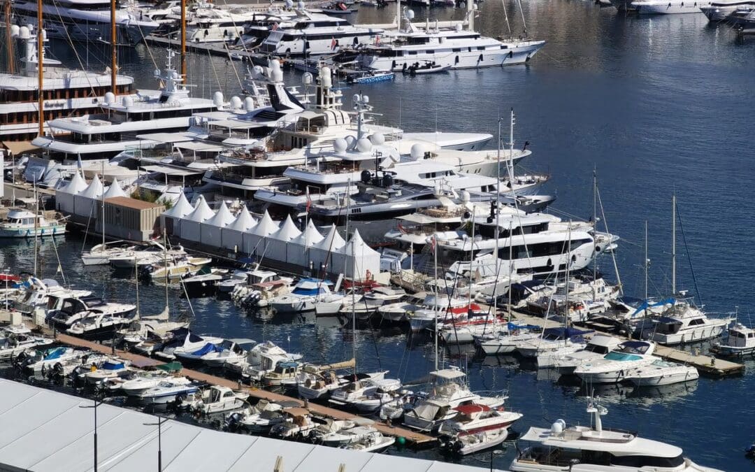 Hôtes et hôtesses d’accueil au Monaco Yacht Show