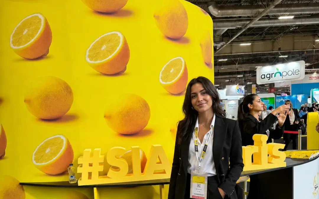 Hôtesse au stand citronné du SIAL